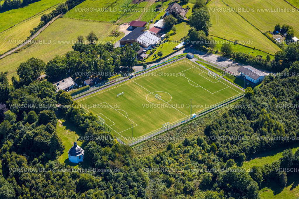 Olpe250809669Oberveischede | Luftbild, Sportplatz Am Kapellchen, Fußballstadion, Oberveischede, Olpe, Sauerland, Nordrhein-Westfalen, Deutschland