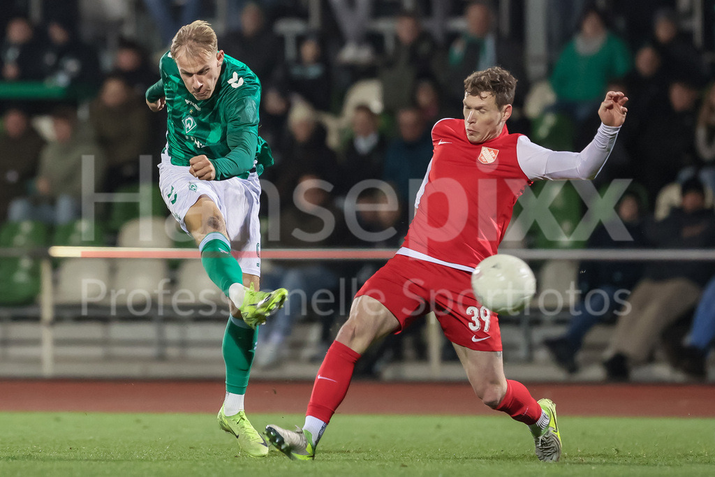 Fussball, Regionalliga Nord, SV Werder Bremen II - TSV Havelse | v.li.: Jannic Ehlers (SV Werder Bremen II, 9) und Florian Riedel (TSV Havelse, 39) im Zweikampf, Duell, Dynamik, Aktion, Action, Spielszene