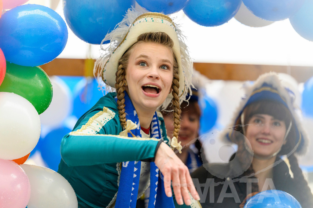 _DWA2444 | Trotz Nieselregen schlängelte sich der „Gaudiwurm“ am Sonntag durch die Nürnberger Innenstadt an tausenden Faschingsfans vorbei.  Nürnberg, 11.02.2024 - Realized with Pictrs.com