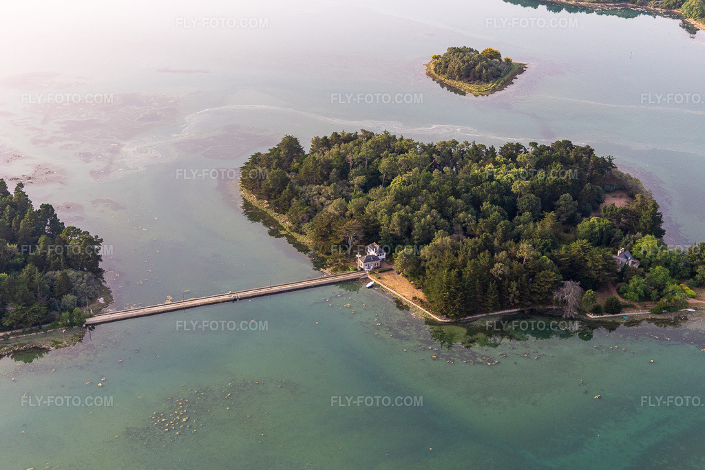 Aerial view: Queffen Island in Loctudy in the state Finistere, France. – Photo: IMG_132519.jpg taken on 06/17/2022 by Werner Riehm/FLY-FOTO.com – Resolution of the original: 5472 x 3648 px