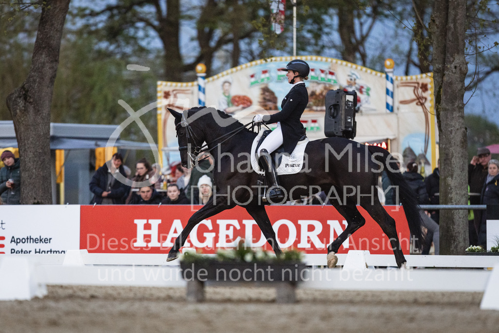 230429_Dressurfestival_S-Kür-334 | Deine schönsten Turniermomente als professionelle Fotos! Entdecke hochwertige Pferdesport-Fotografie im Online-Shop. Jetzt Fotos finden & bestellen!