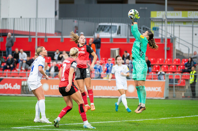 20241007NSZ_9809 | Mariella El Sherif (Carl Zeiss Jena,No.01) fängt die Flanke vor Janou Levels (Bayer Leverkusen,No.05) abDEU, Leverkusen, 07.10.2024 Fußball, Frauen, Google Pixel Frauen-Bundesliga, Saison 2024/2025, 5. Spieltag, Bayer 04 Leverkusen - FC Carl Zeiss JenaDIE DFB-RICHTLINIEN UNTERSAGEN JEGLICHE NUTZUNG VON FOTOS ALS SEQUENZBILDER UND/ODER VIDEOÄHNLICHE FOTOSTRECKEN - Realisiert mit Pictrs.com