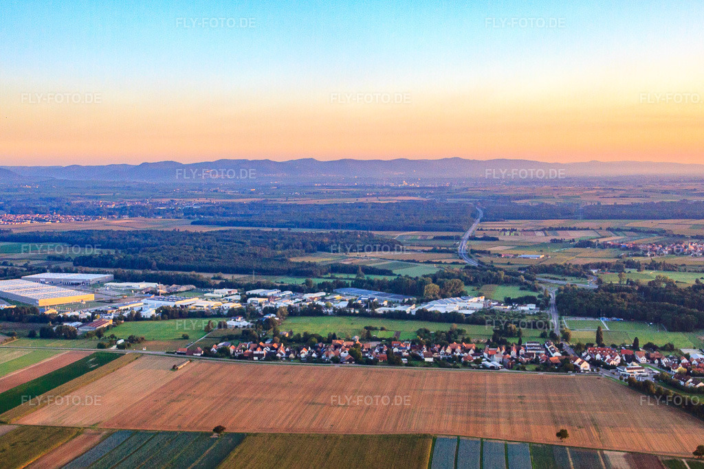 Luftbild: Dorfansicht aus Süden im Ortsteil Minderslachen in Kandel im Bundesland Rheinland-Pfalz in Deutschland. Foto: IMG_44285.jpg vom 20.08.2011 durch Werner Riehm/FLY-FOTO.de