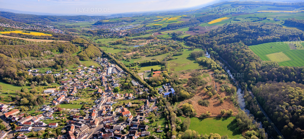 Luftbild: Naturschutzgebiet Bliesaue zwischen Blieskastel und Bliesdalheim im Ortsteil Blickweiler in Blieskastel im Bundesland Saarland in Deutschland.Foto: IMG_154482-Pano.jpg vom 18.04.2026 durch Werner Riehm/FLY-FOTO.deAuflösung des Originals: 8722 x 3983 px