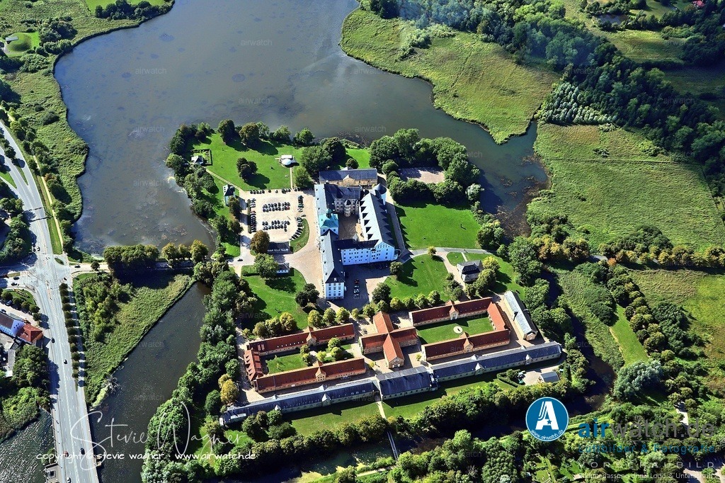 Luftbilder Ostseefjord Schlei, Schloss Gottorf, Anflug Osten | Schloss Gottorf in Schleswig: Schloss Gottorf diente ab 1864 als preußische Kaserne, nachdem es nach dem zweiten Deutsch-Dänischen Krieg 1867 an Preußen fiel. Die Funktion als Kaserne blieb bis zum Ende des Zweiten Weltkriegs erhalten. Während dieser Zeit wurden die ehemaligen Wirtschaftsgebäude östlich des Schlosses abgerissen und durch umfangreiche Pferdeställe ersetzt.