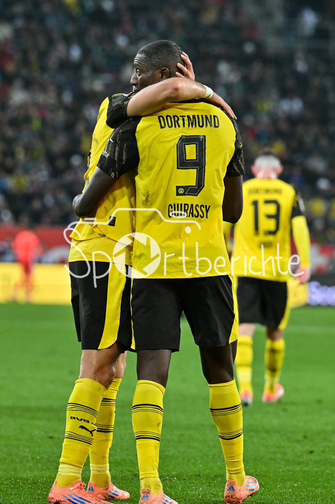 FC Augsburg - Borussia Dortmund | AUGSBURG, GERMANY - Serhou GUIRASSY (Borussia Dortmund 9) celebrates the goal to 0-1 during the bundesliga match between FC Augsburg vs. Borussia Dortmund on matchday 9 at WWK Arena on October 31, 2025 in Augsburg, Germany / DFL REGULATIONS PROHIBIT ANY USE OF PHOTOGRAPHS AS IMAGE SEQUENCES AND/OR QUASI-VIDEO / Carney CHUKWUEMEKA (Borussia Dortmund 17)