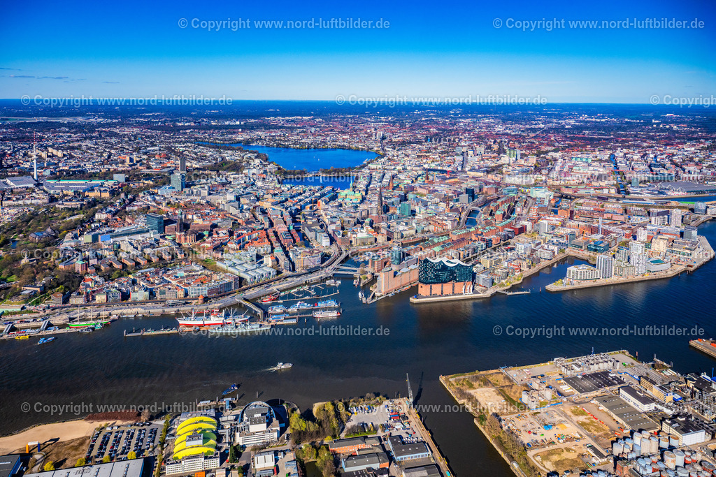 Hamburg_Hafen_Panorama_bis_Alster_ELS_4531060425 | HAMBURG 06.04.2025 Stadtansicht am Ufer des Flußverlaufes der Norderelbe im Ortsteil HafenCity mit der Elbphilharmonie in Hamburg, Deutschland. // City view on the banks of the river course of the Norderelbe in the district HafenCity with the Elbphilharmonie in Hamburg, Germany. Foto: Martin Elsen