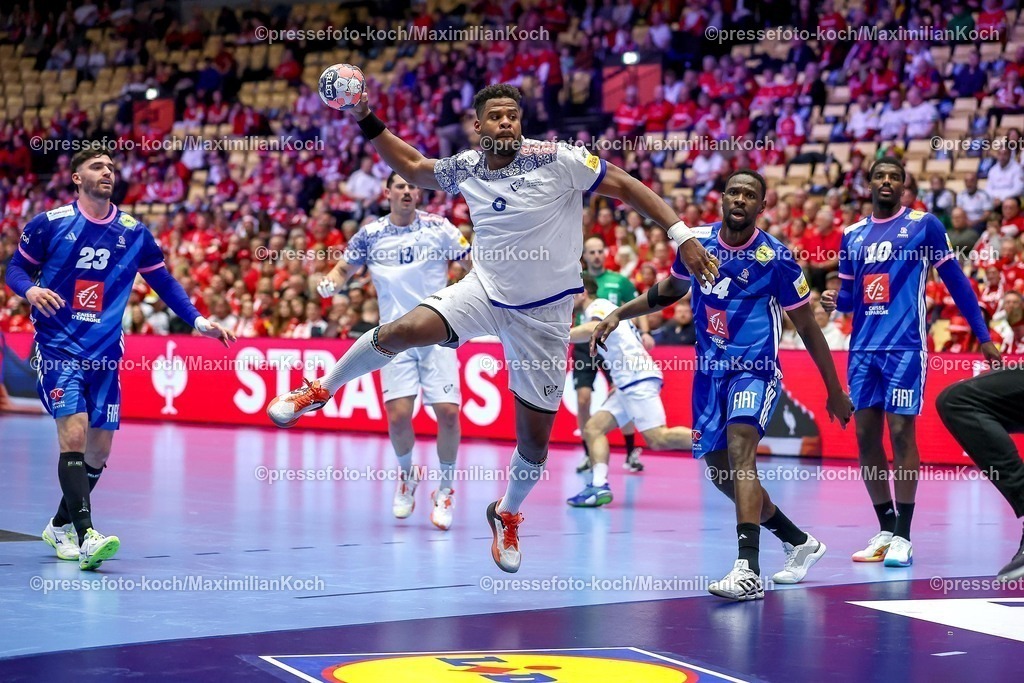 EHF24012601091 | 24.01.2026, Handball, Men's EHF EURO 2026, Frankreich - Portugal, Jyske Bank Boxen in Herning, Dänemark, Main Round:  Victor Manuel Iturriza Alvarez (Portugal #08) wirft auf das Tor