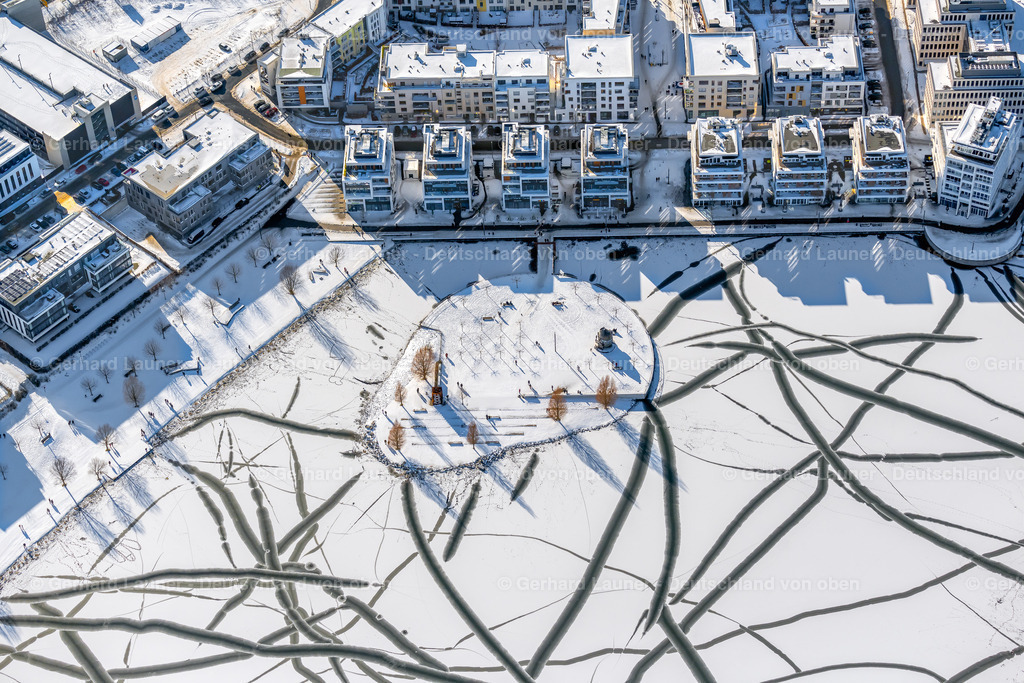 4043862 | DORTMUND 13.02.2021 Winterlich schneebedeckte Kulturinsel auf dem " Phoenix See " im Ortsteil Hörde in Dortmund im Ruhrgebiet im Bundesland Nordrhein-Westfalen, Deutschland. Weiterführende Informationen bei: DSW21 Dortmunder Stadtwerke AG. // Wintry snowy lake Island on the Plateau on " Phoenix See " in the district Hoerde in Dortmund at Ruhrgebiet in the state North Rhine-Westphalia, Germany. Further information at: DSW21 Dortmunder Stadtwerke AG. Foto: Gerhard Launer