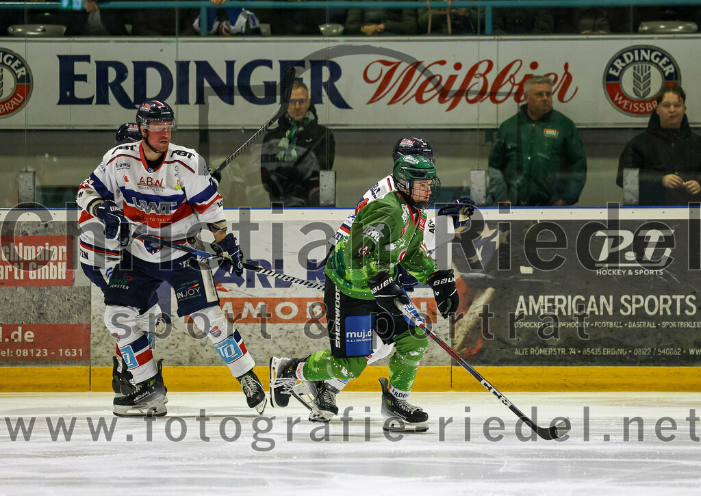 2023-12-17_014_TSV_Erding_gegen_ESC_Kempten | Erding, Deutschland, 17.12.2023:
Eishockey, Bayernliga Vorrunde 2023 / 2024, 18. Spieltag, TSV Erding gegen ESC Kempten, Endergebnis: 5:1

Erik Modlmayr (Erding Gladiators, #21)

Foto: Christian Riedel / fotografie-riedel.net