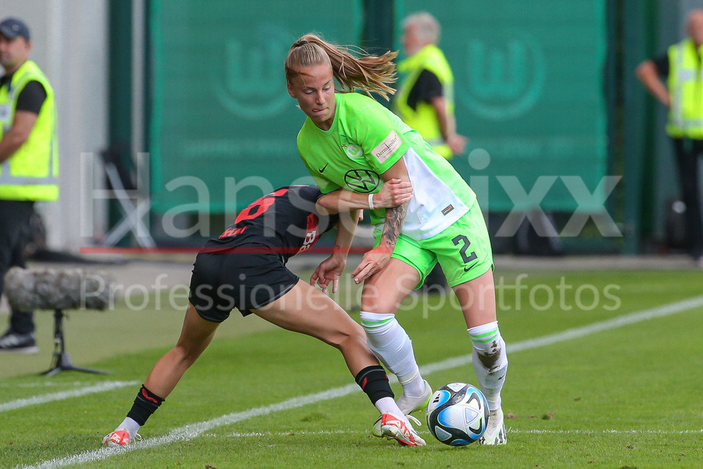 Fussball, Google Pixel Frauen-Bundesliga, VfL Wolfsburg - Bayer 04 Leverkusen | v.li.: Elisa Senß (Senss, Bayer 04 Leverkusen, 6) und Lynn Wilms (VfL Wolfsburg, 2) im Zweikampf, Duell, Dynamik, Aktion, Action, Spielszene, DIE DFB-RICHTLINIEN UNTERSAGEN JEGLICHE NUTZUNG VON FOTOS ALS SEQUENZBILDER UND/ODER VIDEOÄHNLICHE FOTOSTRECKEN. DFB REGULATIONS PROHIBIT ANY USE OF PHOTOGRAPHS AS IMAGE SEQUENCES AND/OR QUASI-VIDEO.