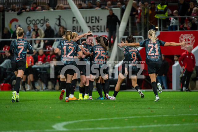 20241020NSZ_2074 | Jubel über das 3:2 bei BayernDEU, Leverkusen, 20.10.2024 Fußball, Frauen, Google Pixel Frauen-Bundesliga, Saison 2024/2025, 7. Spieltag, Bayer 04 Leverkusen - FC Bayern MünchenDIE DFB-RICHTLINIEN UNTERSAGEN JEGLICHE NUTZUNG VON FOTOS ALS SEQUENZBILDER UND/ODER VIDEOÄHNLICHE FOTOSTRECKEN - Realisiert mit Pictrs.com