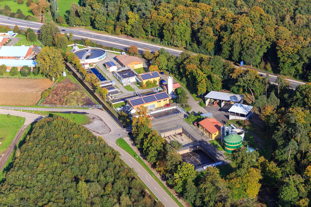 Luftbild: Kläranlage in Kandel im Bundesland Rheinland-Pfalz in Deutschland. Foto: IMG_074540.jpg vom 14.10.2014 durch Werner Riehm/FLY-FOTO.deKläranlage | VG Kandel