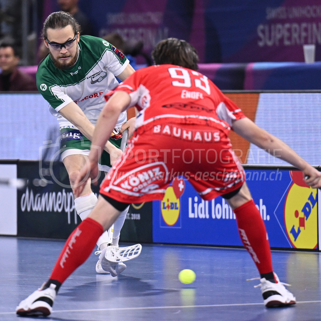 SV Wiler-Ersigen vs Floorball Köniz - 15. April 2023 | SV Wiler-Ersigen vs Floorball Köniz
Stimo Arena, Kloten
Michal Dudovic (#4 SV Wiler-Ersigen) gegen Manuel Engel (#93 Floorball Koeniz).
Bild: Sportfotografie Markus Aeschimann | www.markus-aeschimann.ch - Realisiert mit Pictrs.com