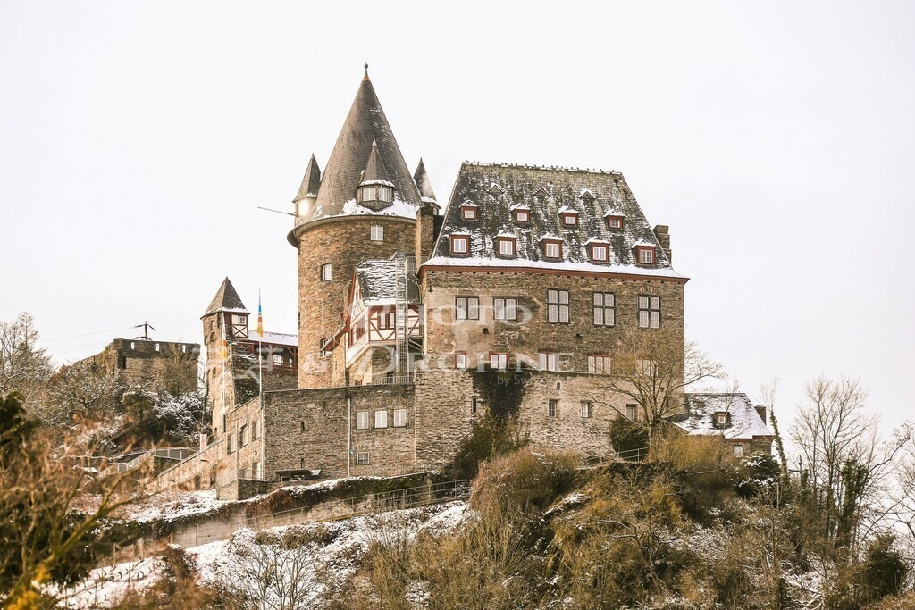 Burg Stahleck Bacharach-5030 | Die Burg Stahleck ist weithin sichtbares Wahrzeichen der klainen Sstadt Bacharach am Rhein. Auf der Burg gibt es eine der aussergewöhnlichsten Jugendherbergen in Deutschland. - Realisiert mit Pictrs.com