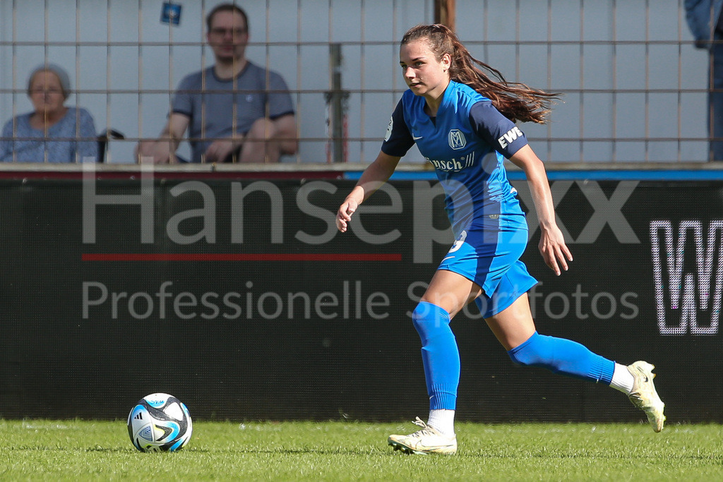 Fussball, 2. Frauen-Bundesliga, SV Meppen - Borussia Mönchengladbach | v.li.: Kornelia Grosicka (SV Meppen, 9) Freisteller, Einzelbild, Ganzkörper, Aktion, Action, Spielszene, DIE DFB-RICHTLINIEN UNTERSAGEN JEGLICHE NUTZUNG VON FOTOS ALS SEQUENZBILDER UND/ODER VIDEOÄHNLICHE FOTOSTRECKEN. DFB REGULATIONS PROHIBIT ANY USE OF PHOTOGRAPHS AS IMAGE SEQUENCES AND/OR QUASI-VIDEO.