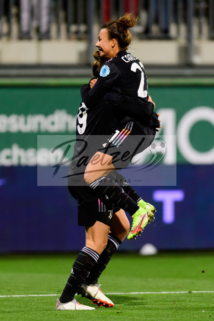 WOBJUV20211118_061 | Fussball, Frauen: Andrea Staskova (Juventus FC) Torjubel, jubelt nach ihrem Treffer zum 0:2 mit Arianna Caruso (Juventus FC) bei dem Spiel der UEFA Women´s Champions League zwischen VfL Wolfsburg und Juventus Turin im AOK-Stadion am 18.11.2021 in Wolfsburg, Deutschland. - Realisiert mit Pictrs.com