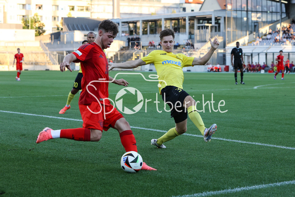 FC Bayern Amateure - SpVgg Bayreuth | Im Duell Maximilian WAGNER (FCB #9) und Dennis LIPPERT (SpVgg #3) / Zweikampf