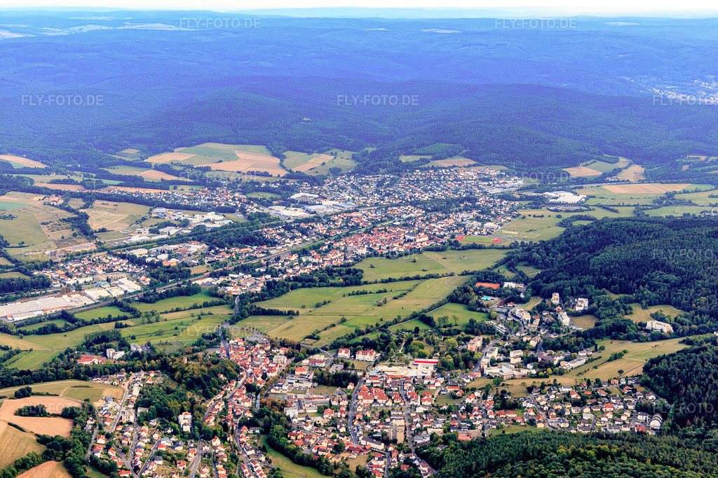 Luftbild: Ortsansicht aus Westen in Steinau an der Straße im Bundesland Hessen in Deutschland. – Foto: IMG_111066.jpg vom 08.09.2018 durch Werner Riehm/FLY-FOTO.de – Auflösung des Originals: 5472 x 3648 px