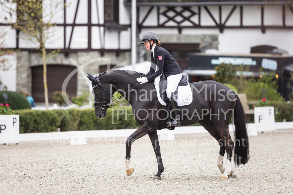 260412_Kronberg_Dressur-L-818 | Deine schönsten Turniermomente als professionelle Fotos! Entdecke hochwertige Pferdesport-Fotografie im Online-Shop. Jetzt Fotos finden & bestellen!