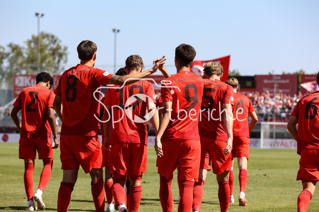 FC Würzburger Kickers - FC Bayern Amateure | jubel nach dem Treffer zum 0-1 durch Nestory IRANKUNDA (FC Bayern München II #7) / Tor / Freude / Happy / Torschuetze / Flick Flack / Salto / Regionalliga Bayern: FC Würzburger Kickers - FC Bayern München II, AKON Arena am 24.08.2024