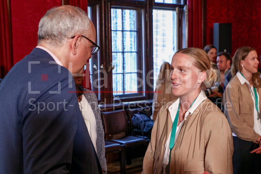 Fussball, Frauen, Senatsempfang SV Werder Bremen | v.li.: Andreas Bovenschulte (Präsident des Senats, Bürgermeister der Freien Hansestadt Bremen) im Gespräch, unterhält sich mit Lina Hausicke (SV Werder Bremen, 18)
