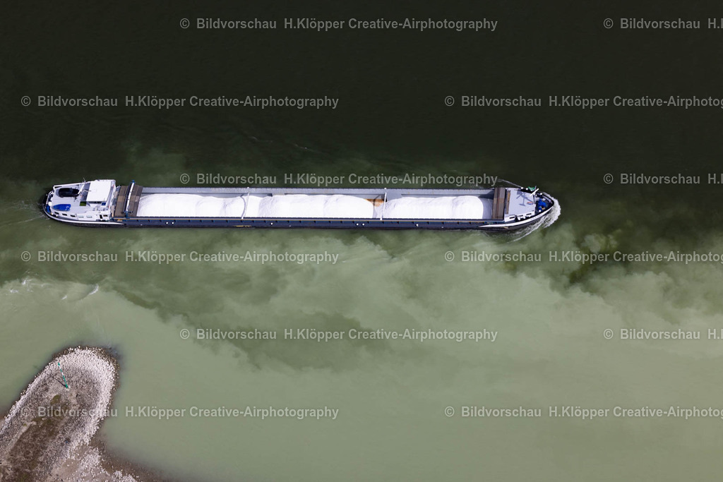 Luftbilder Rheinberg-1017 | Luftbildfotografie Frachtschiff- und Schüttgutfrachter auf der Binnenschiffahrts- Wasserstraße des Flußverlaufes an der Straße An der Momm in Rheinberg im Bundesland Nordrhein-Westfalen, Deutschland - Realisiert mit Pictrs.com
