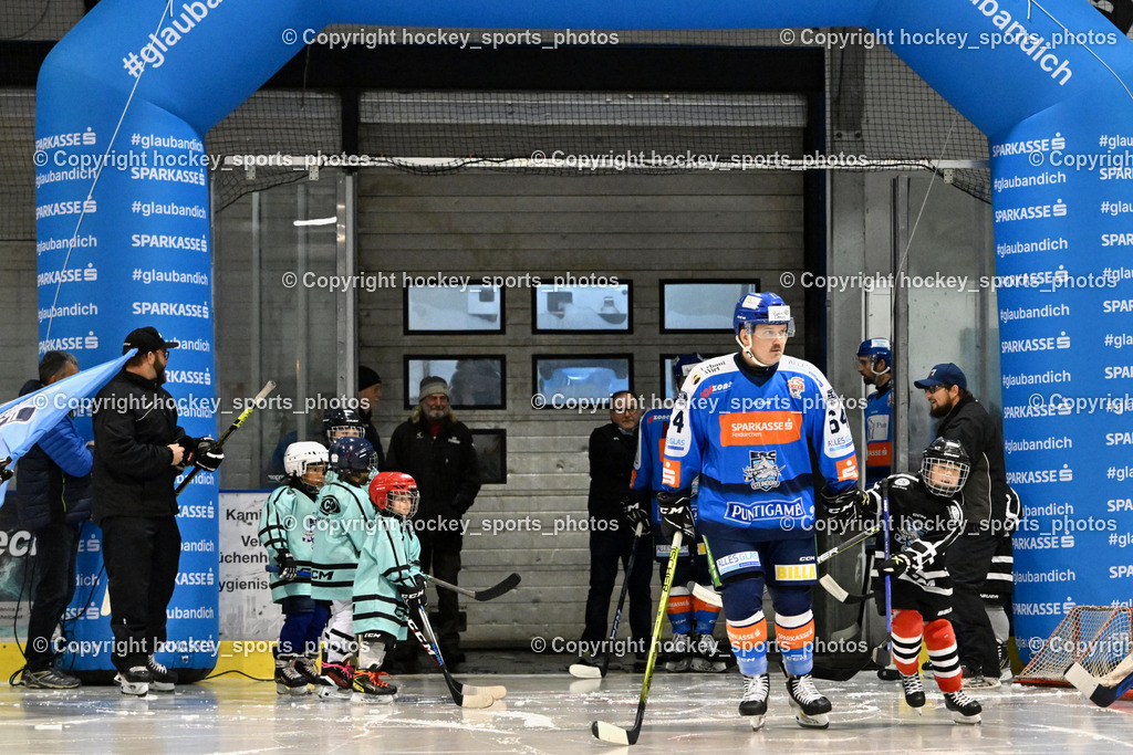 ESC Sparkasse Steindorf vs. LE Kings | Einlauf mit ESC Nachwuchs, #64 Stichauner Fabian ESC Steindorf, ESC Sparkasse Steindorf vs. LE Kings, ESC Sparkasse Steindorf vs. LE Kings am 01.11.2025 in Steindorf (Ossiachersee Halle), Austria, (Photo by Bernd Stefan)