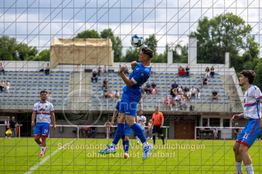 20250601_154241_0220 | #,1.FC Eislingen (blau) vs. AC Catania Kirchheim (weiß), Fußball, Bezirksliga - Bezirk Neckar/Fils, 29. Spieltag, Saison 2024/2025, Rasenplatz, Eichbachstation, Haldenstraße, 73054 Eislingen, 01.06.2025 - 15:00 Uhr,Foto: PhotoPeet-Sportfotografie/Peter Harich