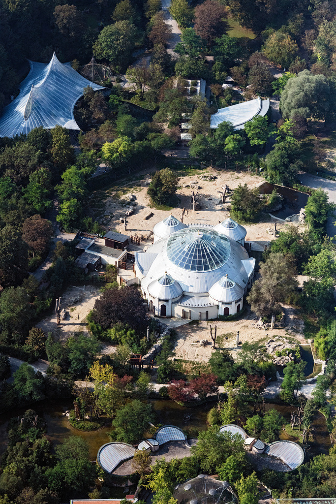 dr__0055846.jpg | MüNCHEN 17.09.2020 Zoogelände am Tierpark " Hellabrunn " - Elefantenhaus - im Ortsteil Untergiesing-Harlaching in München im Bundesland Bayern, Deutschland. Weiterführende Informationen bei: Münchener Tierpark Hellabrunn AG. // Zoo area at the zoo "Hellabrunn" - Elephant House - in the district Untergiesing-Harlaching in Munich in the state Bavaria, Germany. Further information at: Muenchener Tierpark Hellabrunn AG. Foto: Daniel Reiter