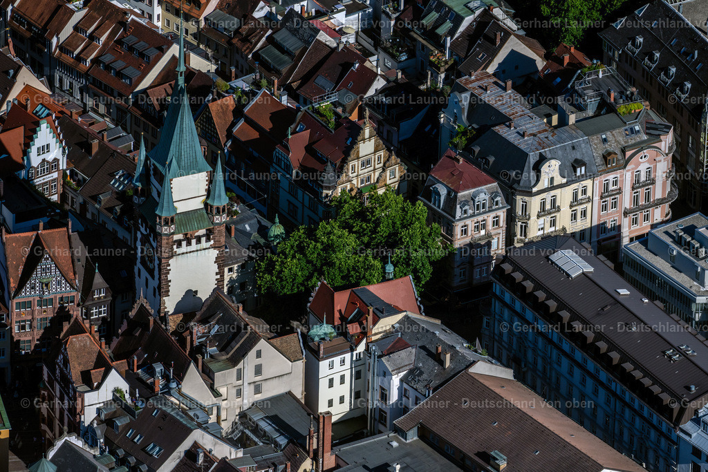 4034174 | FREIBURG IM BREISGAU 30.06.2020 Turm- Bauwerk Martinstor an der Kaiser-Joseph-Straße in der Altstadt in Freiburg im Breisgau im Bundesland Baden-Württemberg, Deutschland. Weiterführende Informationen bei: Stadt Freiburg im Breisgau. // Tower building Martinstor at the former historic city walls in Freiburg im Breisgau in the state Baden-Wurttemberg, Germany. Further information at: Stadt Freiburg im Breisgau. Foto: Gerhard Launer