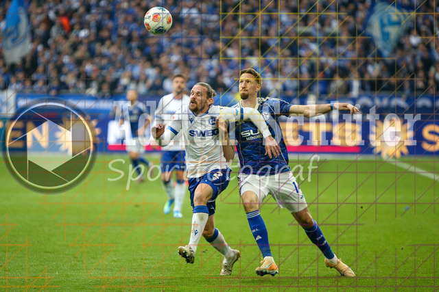 05.04.2026, GER, Fussball, Herren, 2. BL, Saison 2025/2026, FC Schalke 04 - Karlsruher SC | Sebastian Jung (KSC) und Janik Bachmann (S04) im Kampf um den Ball 