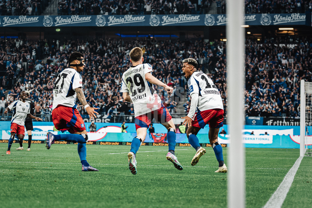 Fußball | Männer | Saison 2024/2025 | 2. Fußball-Bundesliga | 33. Spieltag | Hamburger SV vs. SSV Ulm 1846 | 10.05.2025 | HSV jubelt v.l. Davie Selke (#27, HSV) Emir Sahiti (#29, HSV) und Torschütze Ransford Königsdörffer (#11, HSV)