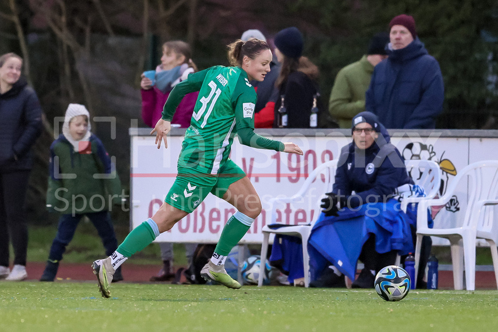 Fussball, Testspiel Frauen, DSC Arminia Bielefeld - SV Werder Bremen | v.li.: Verena Wieder (SV Werder Bremen, 31) am Ball, Einzelbild, Ganzkörper, Aktion, Action, Spielszene