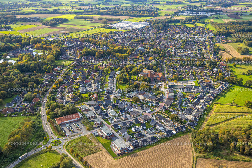 Isselburg241010152 | Luftbild, Wohngebiet Ortsansicht Isselburg mit Augustahospital Krankenhaus Anholt, Neubau Wohngebiet Isselburger Straße mit Lidl Supermarkt am Kreisverkehr, oben TROX GmbH - Werk Anholt, Anholt, Isselburg, Niederrhein, Nordrhein-Westfalen, Deutschland