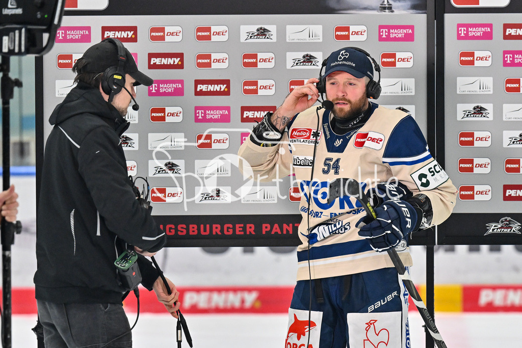 Augsburger Panther - Schwenninger Wild Wings | Bei einem Interview von MagentaSport Benjamin MARSHALL (Schwenninger Wild Wings 54) / DEL: Augsburger Panther - Schwenninger Wild Wings, Curt Frenzel Stadion am 24.01.2025