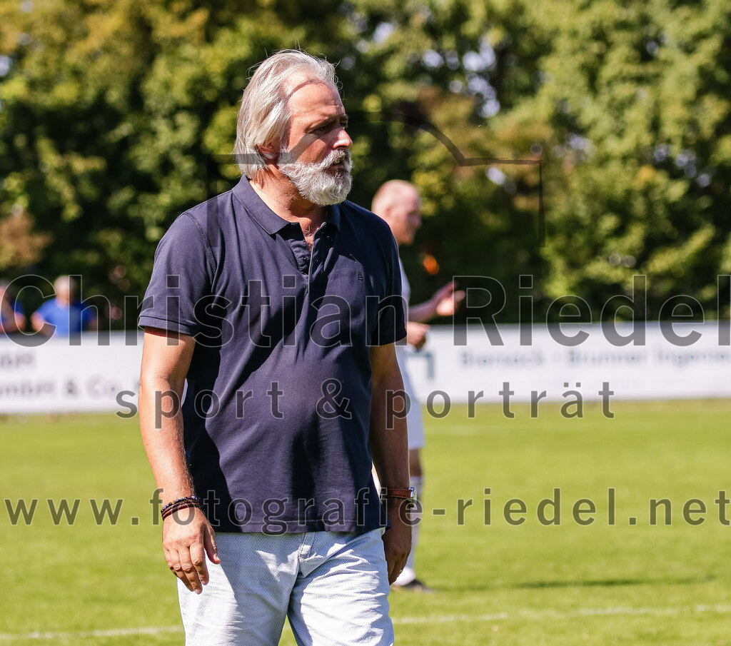 2023-08-19_040_FC_Moosinning_gegen_SV_Reichertsheim | Moosinning, Deutschland, 19.08.2023:
Fußball, Bezirksliga Oberbayern Ost 2023 / 2024, 5. Spieltag, FC Moosinning gegen SV Reichertsheim, Endergebnis: 0:4

Trainer Harry Mandl (SV Reichertsheim)

Foto: Christian Riedel / fotografie-riedel.net