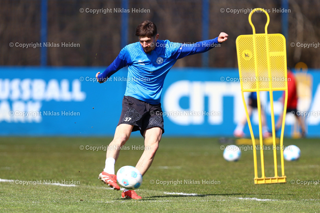 NH_HolsteinKiel_Training_08042025 | #37 Armin Gigovic (Holstein Kiel)Fußball I Herren I Training I Saison 2024-2025 I Holstein Kiel I 08.04.2025 I Citti-Fußballpark