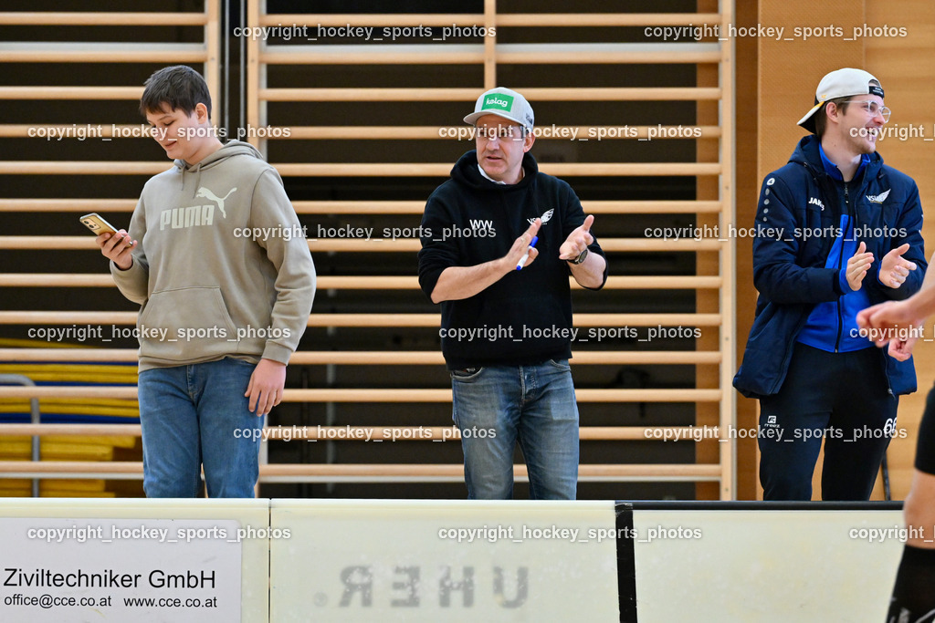 VSV Unihockey vs. FBC Dragons | Headcoach VSV Unihockey Wolfgang Winkler, #66 Jakob Rainer VSV Unihockey, VSV Unihockey vs. FBC Dragons, VSV Unihockey vs. FBC Dragons am 22.12.2024 in Villach (Ballspielhalle St. Martin), Austria, (Photo by Bernd Stefan)