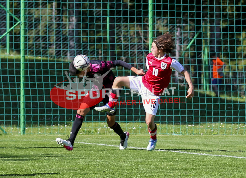 AUSTRIA U15 - MEXICO U15 | Cristobal Aviles (Mexico #3) FABIAN SILBER (Austria #10) ; AUSTRIA U15 - MEXICO U15 am 29.04.2022 in Arnoldstein
(Sportplatz), AUSTRIA, (Photo by Ernst Krawagner sport-fan.at) - Realisiert mit Pictrs.com