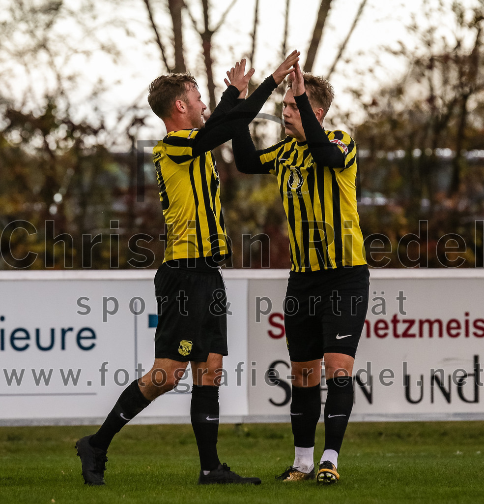 2023-11-11_059_FC_Moosinning_gegen_TSV_Peterskirchen | Moosinning, Deutschland, 11.11.2023:
Fußball, Bezirksliga Oberbayern Ost 2023 / 2024, 17. Spieltag, FC Moosinning gegen TSV Peterskirchen, Endergebnis: 5:0

Thomas Auerweck (FC Moosinning, #19), Stefan Haas (FC Moosinning, #8)

Foto: Christian Riedel / fotografie-riedel.net
