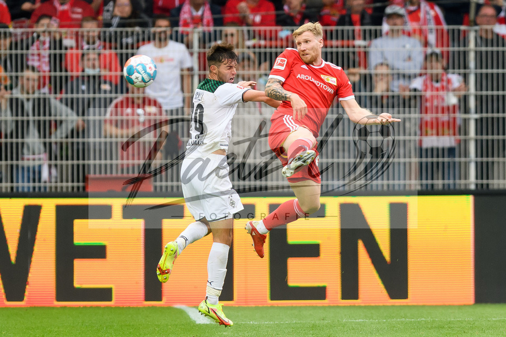 FCUBMG20210829_066 | Fussball, Herren: Joe Scally (Borussia Moenchengladbach) und Andreas Voglsammer (1.FC Union Berlin) im Zweikampf beim Spiel der 1. Bundesliga zwischen 1. FC Union Berlin und Borussia Moenchengladbach im Stadion An der Alten Foersterei am 29.08.2021 in Berlin, Deutschland. - Realisiert mit Pictrs.com