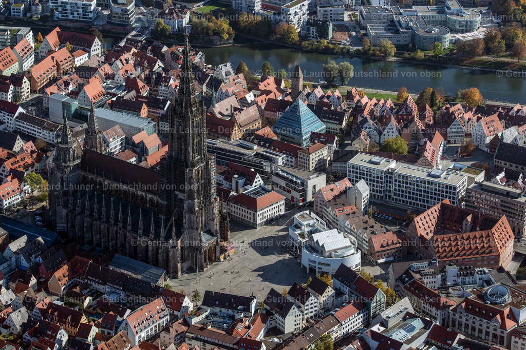 3705048 | ULM 16.10.2017 Kirchengebäude der Kathedrale Ulmer Münster am Münsterplatz in Ulm im Bundesland Baden-Württemberg. Weiterführende Informationen bei: Evangelische Münstergemeinde Ulm. // Church building of the cathedral of Ulmer Muenster on Muensterplatz in Ulm in the state Baden-Wuerttemberg. Further information at: Evangelische Muenstergemeinde Ulm. Foto: Gerhard Launer