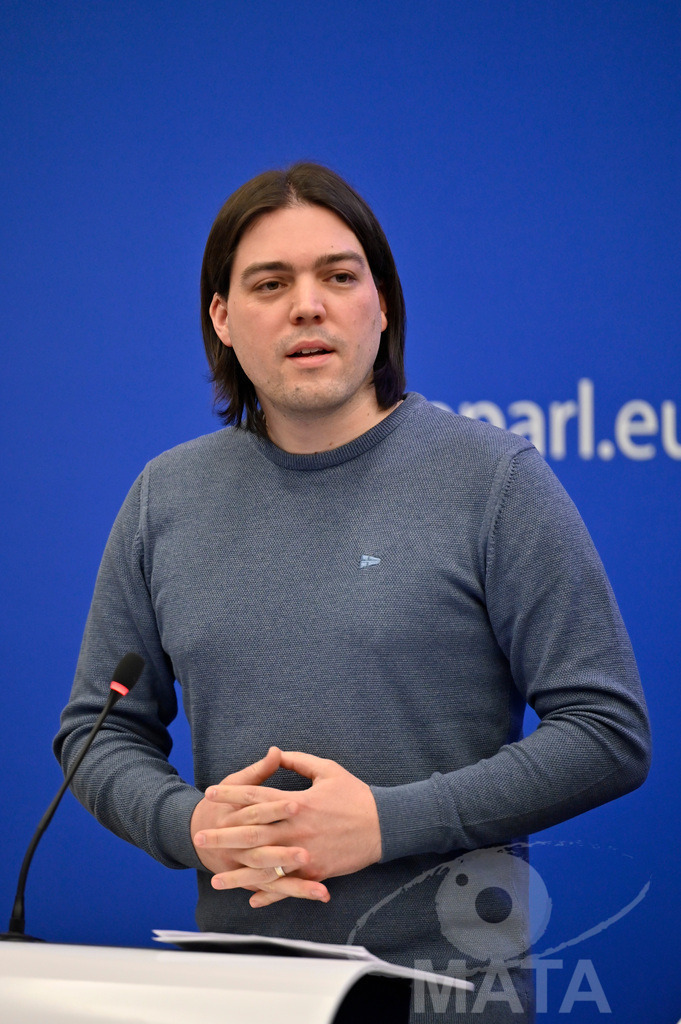 _DWI0049 | Politiker Ivan Vilibor Sincic bei einer Pressekonferenz zum Thema 'Alarmierende Statistiken zu den Folgen des COVID-Lockdowns' im Europäischen Parlament. Straßburg, 18.01.2023 - Realisiert mit Pictrs.com