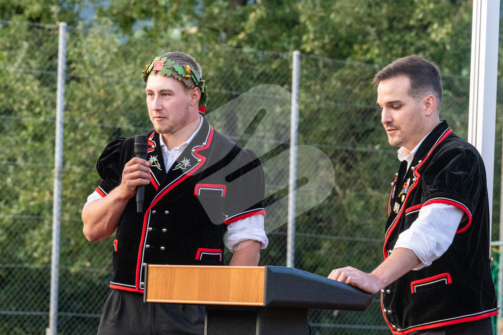 ESAF2025_Empfang_8515 | Die Schwinger des Schwyzer Kantonalen Schwingerverbandes: Fotos, die Dynamik und Leidenschaft festhalten, sowie emotionale Momente aus dem traditionellen Schwingsport zeigen. - Realisiert mit Pictrs.com