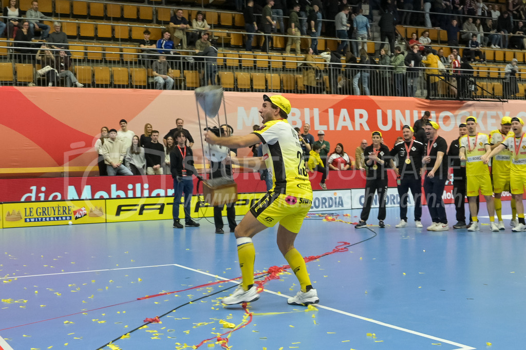 Zug United vs HC Rychenberg - 22. February 2025 | Zug United vs HC RychenbergSporthalle Wankdorf, BernTobias Studer (#23 HC Rychenberg Winterthur) präsentiert den Pokal.Bild: Sportfotografie Markus Aeschimann | www.markus-aeschimann.ch - Realisiert mit Pictrs.com