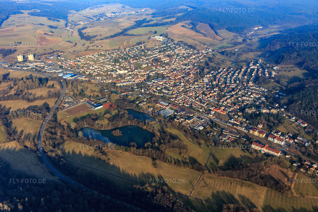 Luftbild: Ortsansicht im Odenwald vor dem Kurpark Bad König in Bad König im Bundesland Hessen in Deutschland. – Foto: IMG_096773.jpg vom 15.02.2017 durch Werner Riehm/FLY-FOTO.de – Auflösung des Originals: 5431 x 3621 px