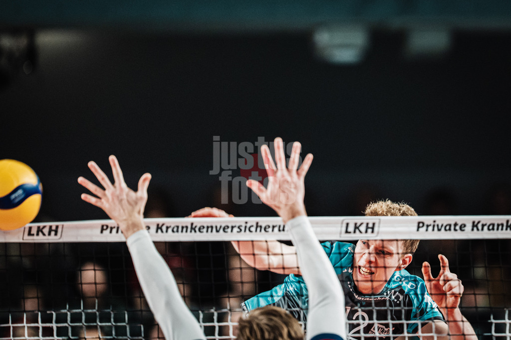 Volleyball | Herren | Saison 2025/2026 | 1. Volleyball Bundesliga Männer | DVV Pokal Halbfinale | SVG Lüneburg vs. SWD powervolleys Düren | 16.12.2025 | Siebe Korenblek (#12, SWD powervolleys Düren) beim Angriff