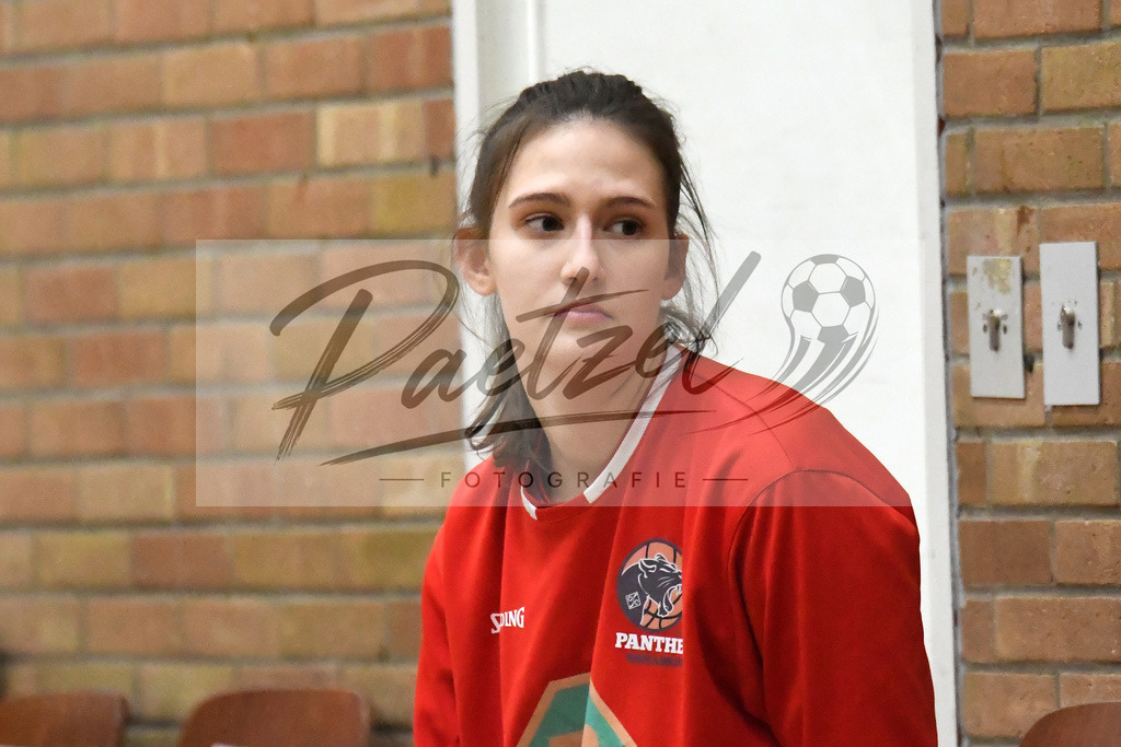 20200126_PANHAL_0114 | Basketball, Frauen: Julia Dzeko (GiroLive-Panthers Osnabrück) schaut beim Spiel der Toyota DBBL zwischen GiroLive-Panthers Osnabrück vs. GISA LIONS SV Halle am 26.01.2020 im Panthers Dome in Osnabrück, Deutschland.(Foto von Nico Paetzel) - Realisiert mit Pictrs.com