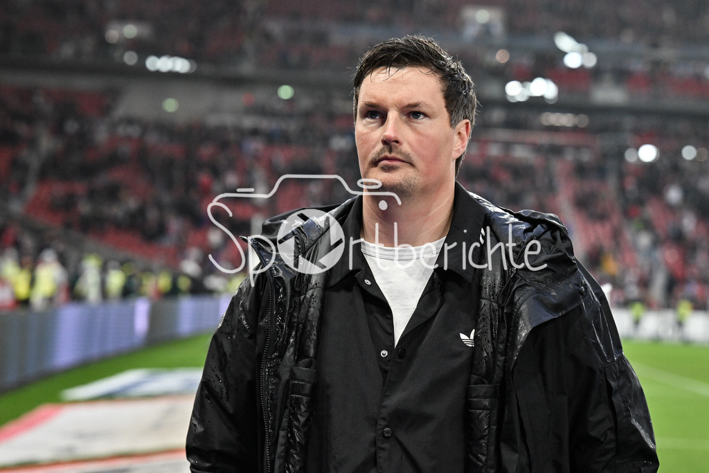 VfB Stuttgart - Hamburger SV | STUTTGART, GERMANY - 12. APRIL: the HSV Team thanks the fans who travelled with them after the Bundesliga Match between VfB Stuttgart vs. Hamburger SV on Matchday 29 at MHP Arena / DFL REGULATIONS PROHIBIT ANY USE OF PHOTOGRAPHS AS IMAGE SEQUENCES AND/OR QUASI-VIDEO / Merlin POLZIN Trainer Hamberger Sportverein